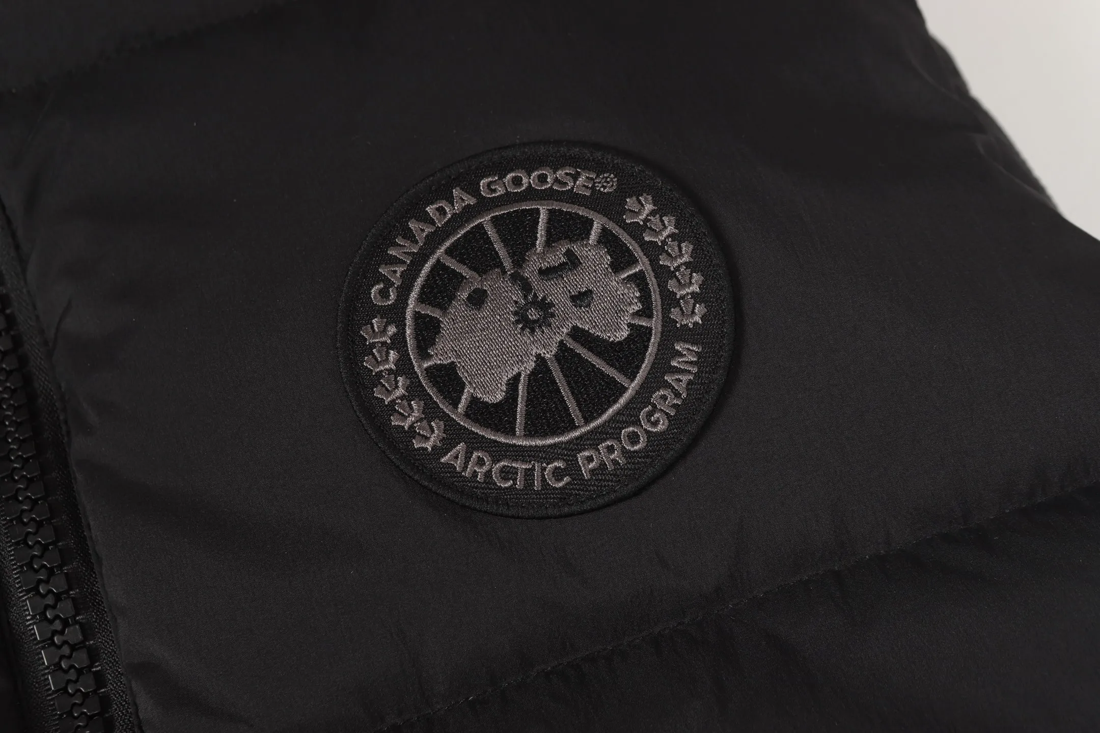 P560 Canada gooes Lawrence down vest (high version) The Lawrence down vest features a durable shell and quilted body, making it a must-have item for all seasons. The fabric has a durable soft touch. Longer hem at back for added protection. Reflective double-stripe grip tape at back. The Lawrence features an engineered down-filled collar to block strong winds, a two-way front zip and a longer rear hem.  Color: black with red label, black with black label, desert color, ocean blue Size: XS-2XL